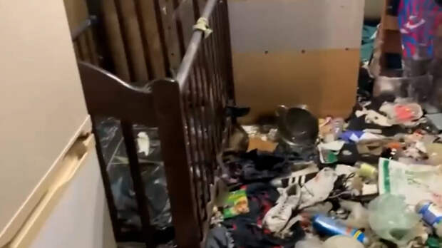 Истощенного ребенка нашли одного в квартире в Красноярске