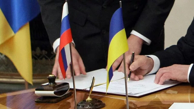 После Швейцарии с украинской стороны раздается заунывный хор голосов (примерно как в мультике про волка под столом), что все-таки надо проводить переговоры с Россией и заканчивать конфликт.-3