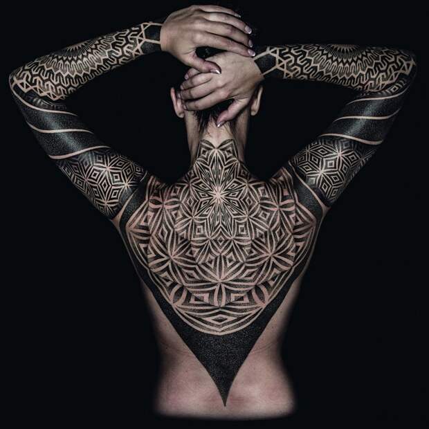 Собрание впечатляющих татуировок в книге TTT: Tattoo