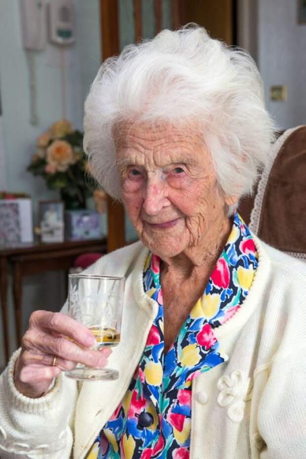 Женщина 99 лет. Пожилая женщина. Красивая пожилая женщина. Старуха. Бабуля 60 лет.