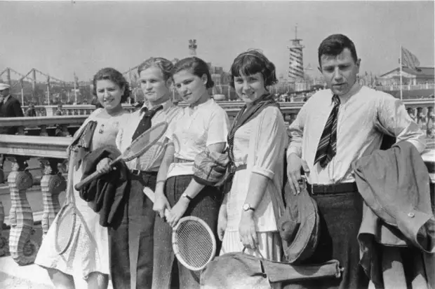 В московском парке имени М. Горького, 1931 год. В московском парке имени М. Горького, 1931 год.