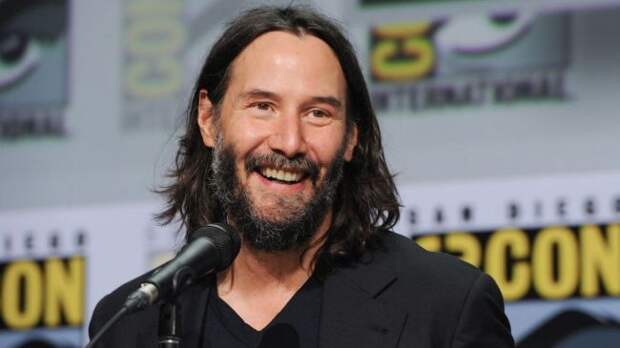 keanu reeves smiling at comic con