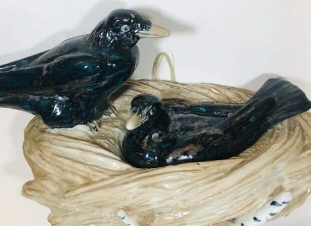Советские фарфоровые скульптуры птиц, которые имеют спрятанный тайник. Догадаться о нём с первого взгляда непросто