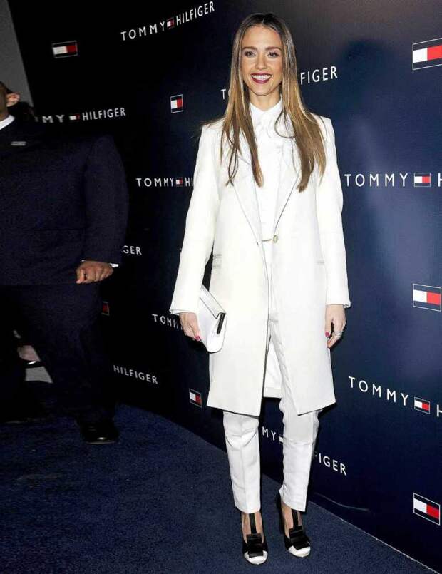 Джессика Альба в белом пальто