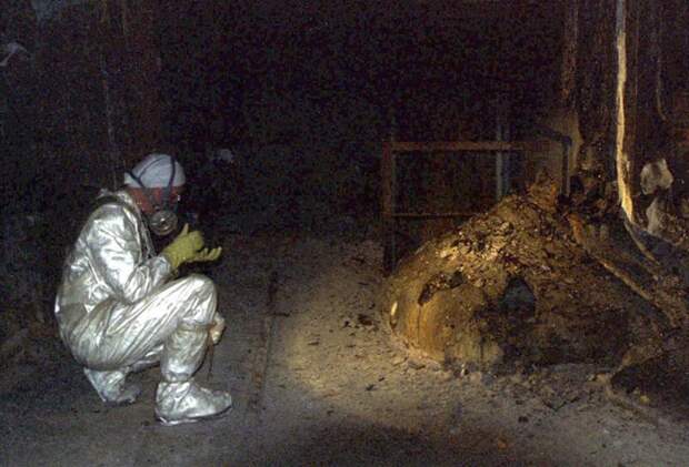 На фото кориум Чернобыля (где он был впервые зафиксирован, как явление), так называемая "Слоновья нога" аэс, интересное, радиация, теперь ты знаешь больше, уран, факты