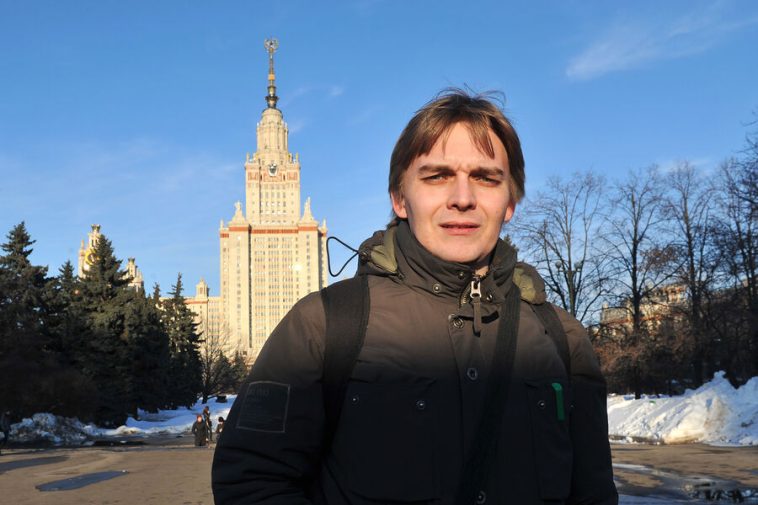 Бывшие депутаты, журналисты и доцент МГУ. У кого проводятся обыски по делу Пономарева