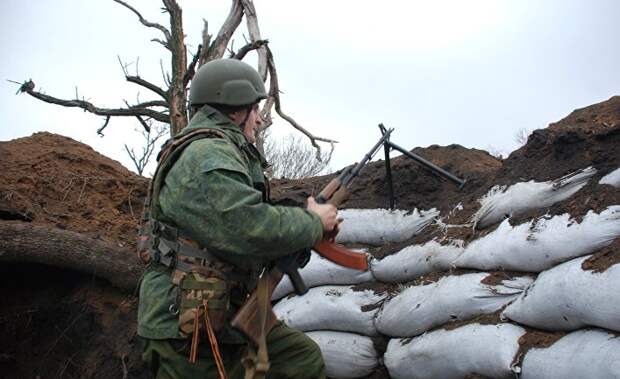 Боец ополчения ДНР на позиции у линии соприкосновения Боец ополчения ДНР на позиции у линии соприкосновения