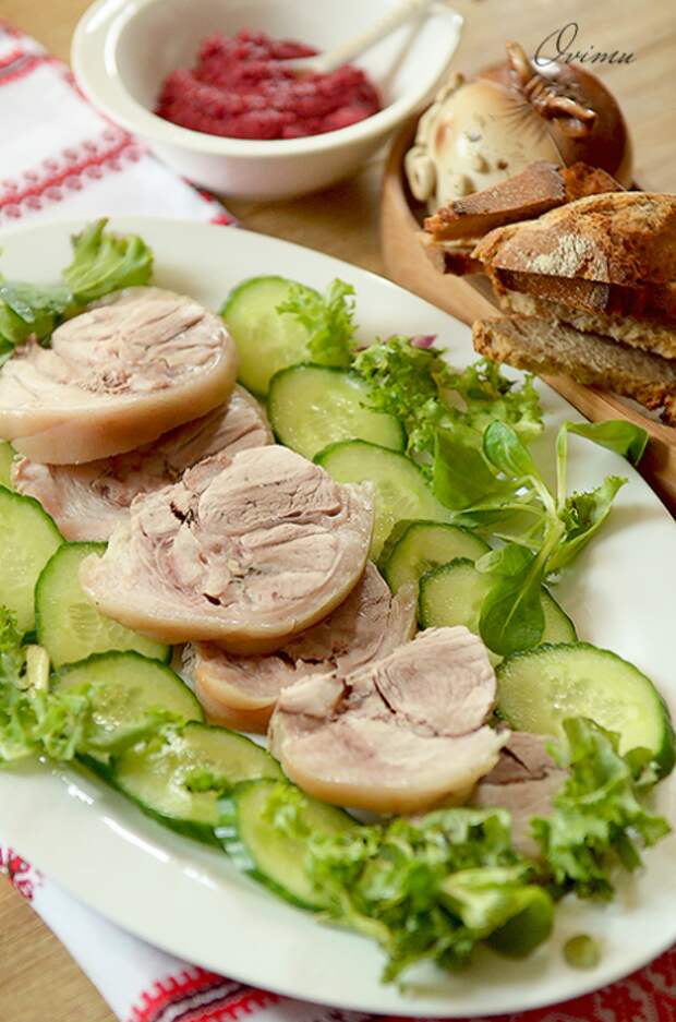 Украинская кухня. Завиванец из свиной рульки.