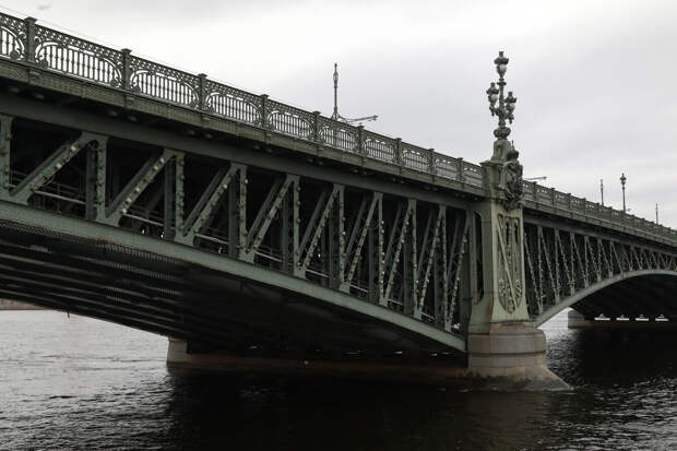 День города: в Петербурге Троицкий мост подсветят цветами российского триколора