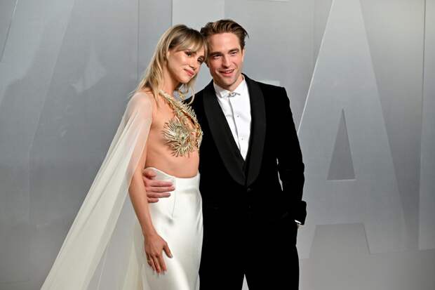 Роберт Паттинсон и Сьюки Уотерхаус впервые за долгое время вышли в свет: фото