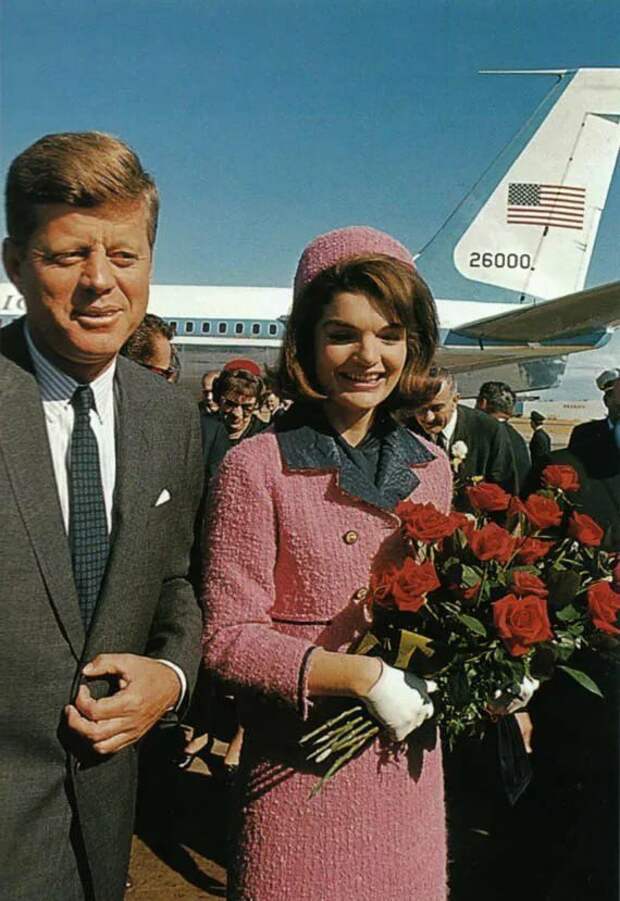 Жаклин Кеннеди в печально известном розовом костюме от Олега Кассини (нет, не от Шанель)
