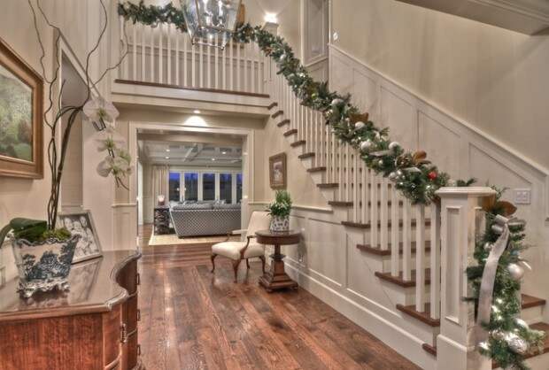 Дизайн интерьера. Потрясающие идеи украшения лестниц к Рождеству (8) (620x418, 155Kb)