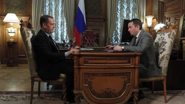 Медведев пообещал Чибису поддержку «Единой России» на выборах