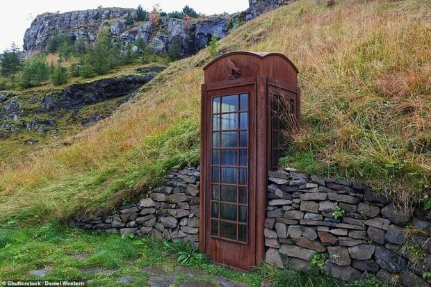 Одинокая ржавая телефонная будка (Исландия) бывает и такое, городские пейзажи, необычные вещи, общественные места, проекты, телефонная будка, телефонные будки, урбанистика