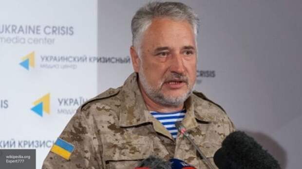Жебривский признал, что украинцы массово едут в Донбасс за паспортами России