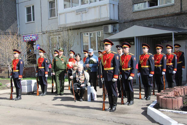 Военнослужащие ЦВО провели мини-парад для ветеранов Великой Отечественной войны в Красноярске
