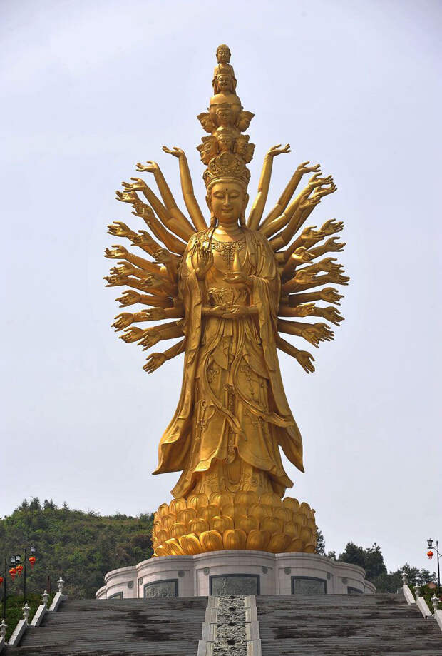 Статуя Гуаньинь с тысячей рук и глаз
