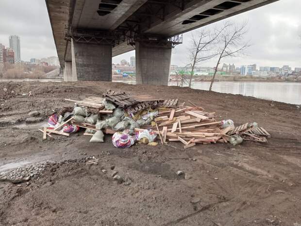 "Гормост" ищет сваливших кучу мусора под Димитровским мостом в Новосибирске