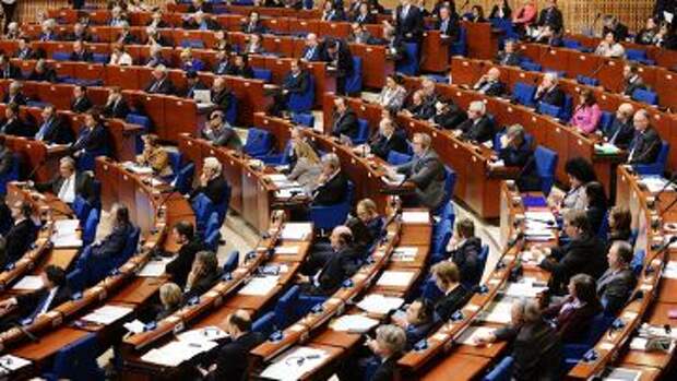 Делегаты в зале на пленарном заседании зимней сессии Парламентской ассамблеи Совета Европы (ПАСЕ)
