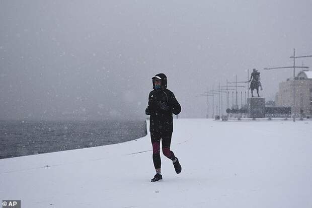 Европу заносит снегом