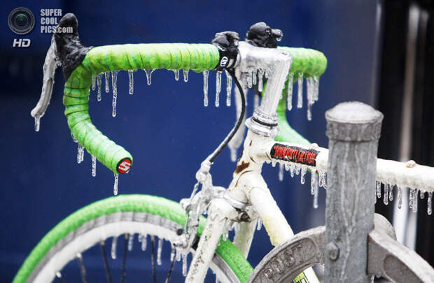 Канада. Торонто, Онтарио. 22 декабря. Велосипед во льду. (REUTERS/Hyungwon Kang)
