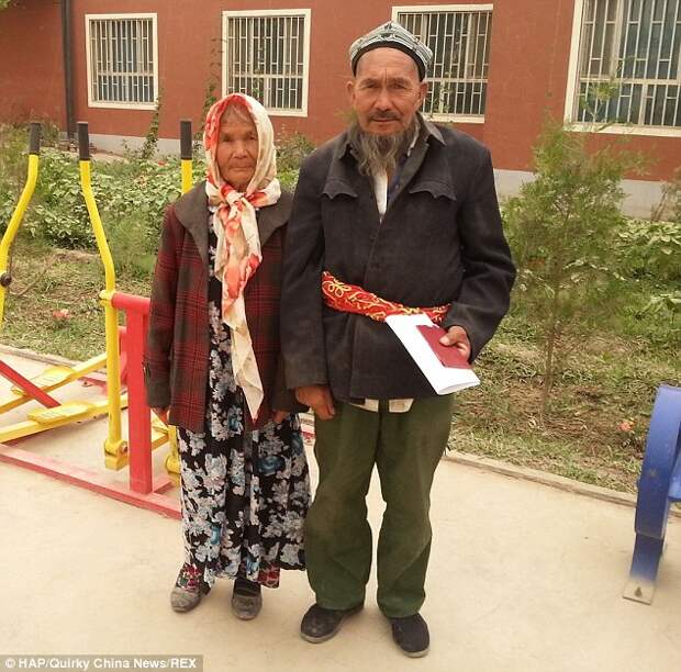Счастливая пара: Azatihan Sawuti, 113 и жениха Aimti Ahemti, 70, после свадьбы в Bachu округа западном Китае, в Синьцзян-уйгурском автономном регионе