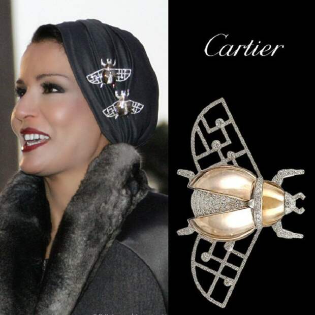 Тюрбан украшен парными брошами Скарабей от Cartier (белое золото, бриллианты, дымчатый кварц)