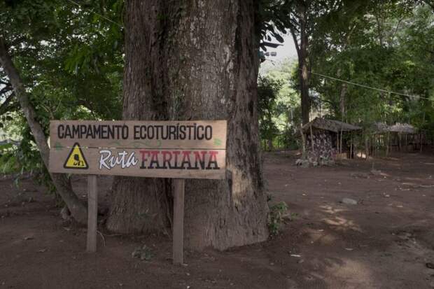Бойцы повстанческой группировки Колумбии приглашают туристов погостить у них в джунглях