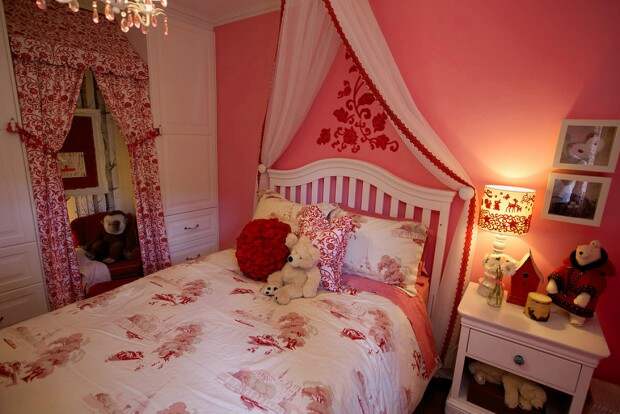 Розовые стены в комнате для девочки