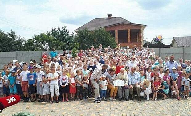 87-летний украинец - глава самой большой в мире семьи Павел Семенюк, большая семья, дела семейные, мировой рекорд, многочисленное потомство, необычно, семья, украина