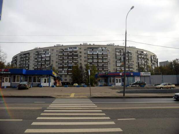 Дом-близнец расположен по улице Довженко.