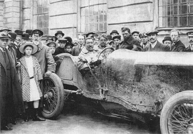 В Петербурге-Петрограде проходили автосалоны в далеких 1907-1925гг. (13 фото)