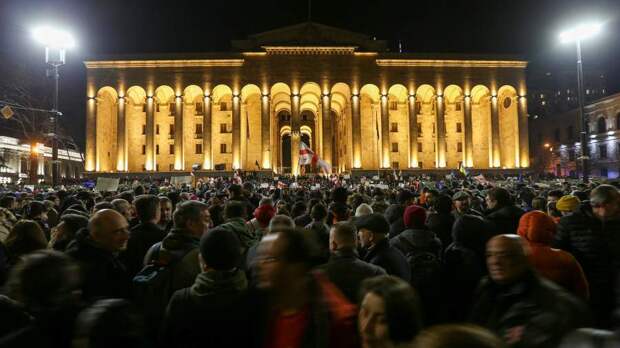 В Тбилиси тысячи людей вышли на митинг против принятия закона об иноагентах