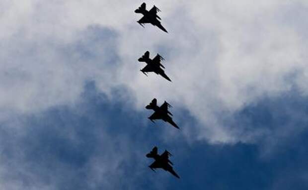 На фото: истребители F-16.