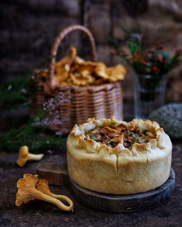 Вкуснятина: пирог с грибами, баклажанами, моцареллой и петрушкой