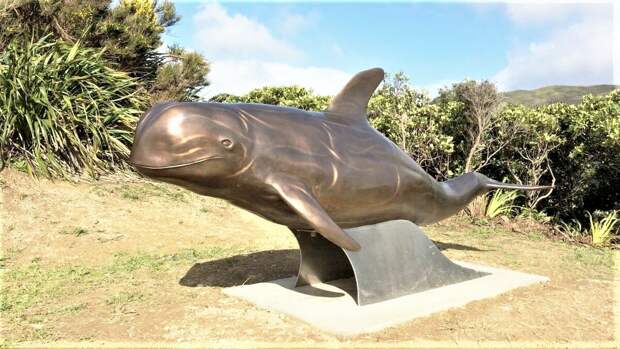 Памятник дельфину  Пелорусу Джеку возле пролива Френч-Пасс.