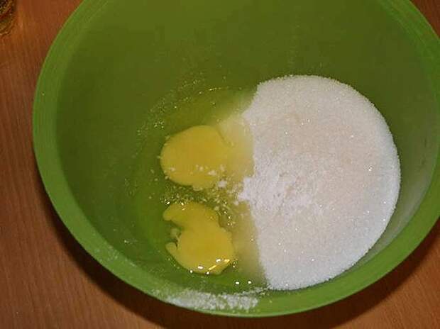 Яйцо, сахар, ванилин взбить. пошаговое фото этапа приготовления торта Шоколад на кипятке