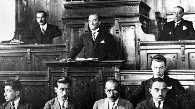 Ататюрк в парламенте
