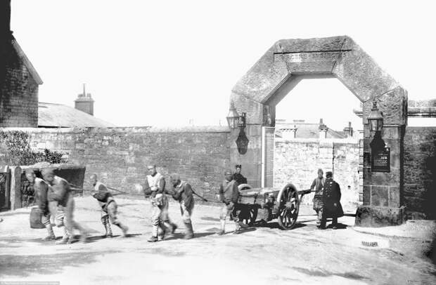 Скованные преступники тянут за собой телегу, проходя через ворота печально известной Дартмурской тюрьмы в Девоне, 1890 г. архивные снимки, архивные фотографии, великобритания, коллекция фото, новатор, фотограф, фотография