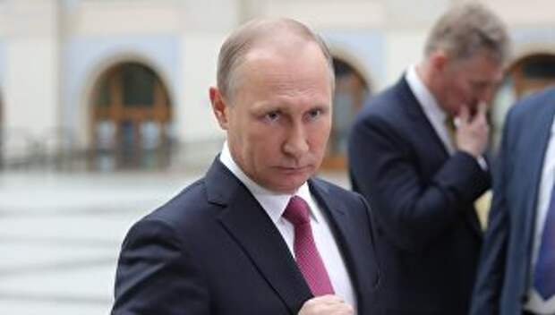 Президент РФ Владимир Путин отвечает на вопросы журналистов после ежегодной Прямой линии в Гостином дворе. 15 июня 2017