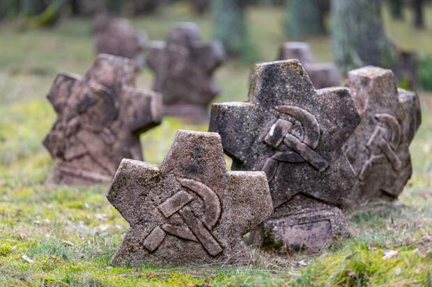 В Польше осквернили кладбище советских воинов нацистскими лозунгами