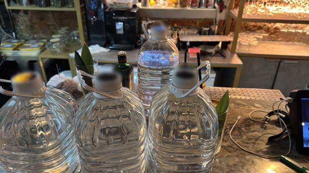 В нелегальной кальянной на Стремянной нашли сомнительный алкоголь в канистрах