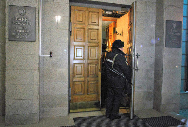 Сотрудник полиции у здания управления Центробанка России по Амурской области