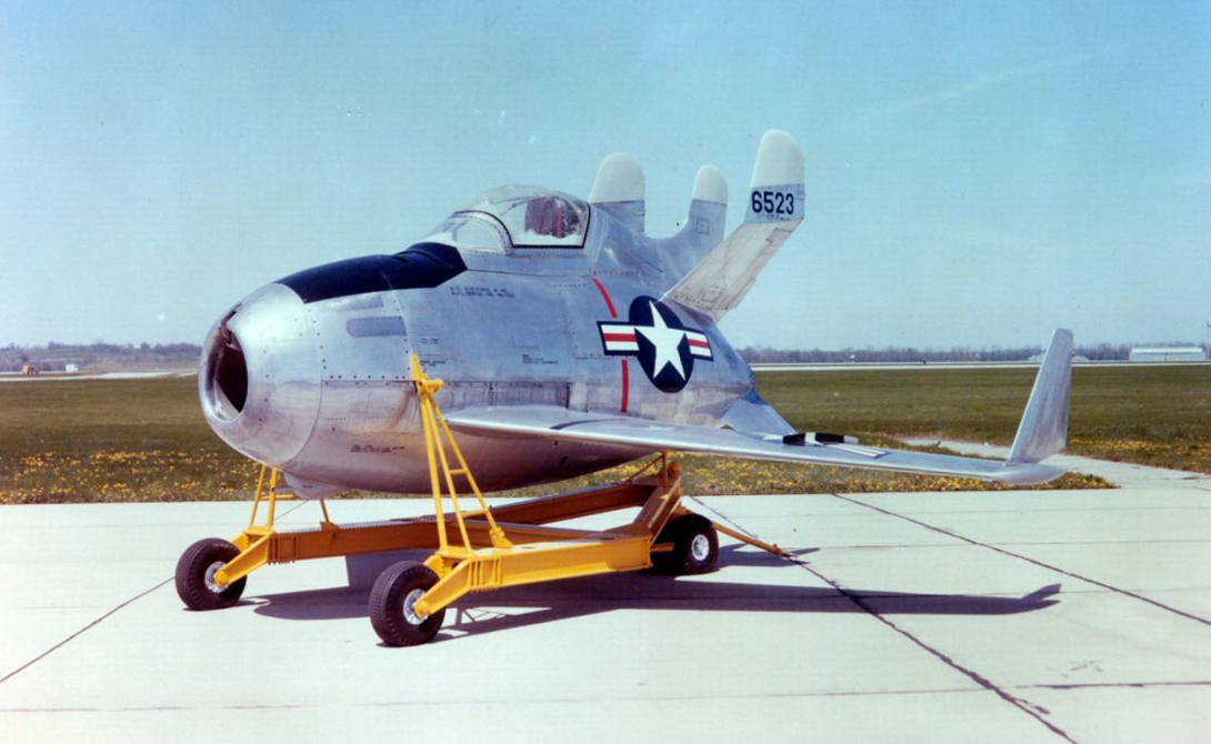 XF-85 Goblin Goblin остается самым маленьким реактивным истребителем из когда-либо созданных. В 1950 году американские ВВС работали над проектом кэрриера McDonell X-85, способного перевозить в трюме вот таких смертоносных крох. Длина XF-85 чуть не дотягивала до пяти метров. Чтобы компенсировать не особо впечатляющие масштабы, его оснастили четырьмя пулеметами калибра .50. В конце концов, USAF вынуждены были от проекта отказаться: проблемы со стыковкой, слабый мотор и ограниченная боевая сила делали истребитель совершенно беспомощным перед самолетами потенциального противника.