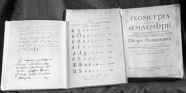 Книги, напечатанные гражданским шрифтом в 1708 году. Слева на снимке Азбука, правленная рукой Петра I. Фото: А. Чепрунов / РИА Новости, архив  