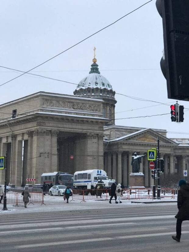 Возможно, это изображение (на открытом воздухе и памятник)