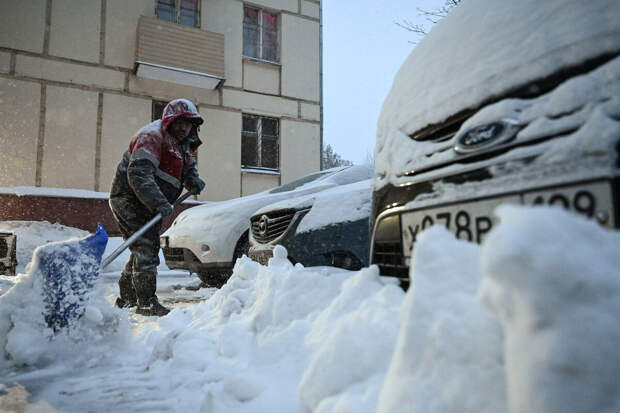 МЧС: жителям Подмосковья стоит опасаться схода снега с крыш зданий