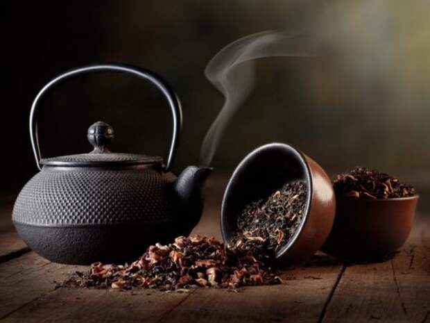 Тёмный керамический заварник и 2 коричневые ёмкости, наполненные сухим листом чёрного чая
