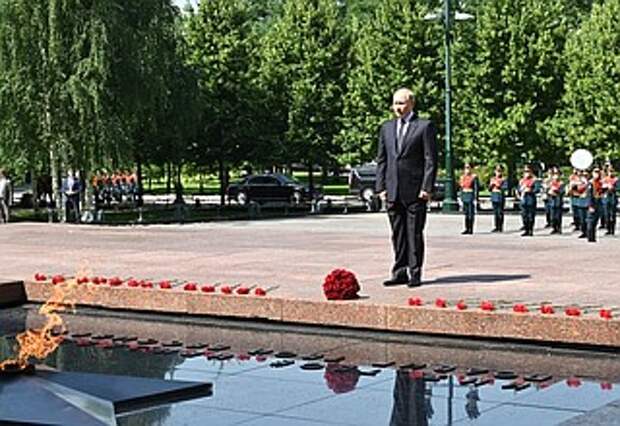 Возложение цветов к Могиле Неизвестного Солдата.