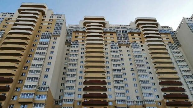 "За ней гнались": в Челябинске женщина выпала из окна многоэтажки